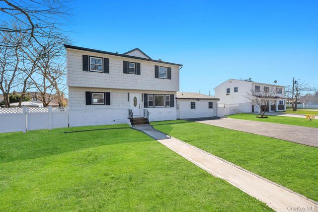 90 30th Street, Copiague, NY 11726