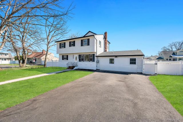 90 30th Street, Copiague, NY 11726