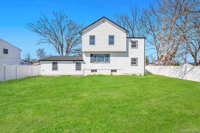 90 30th Street, Copiague, NY 11726