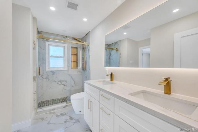90 30th Street, Copiague, NY 11726