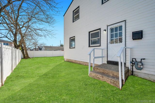 90 30th Street, Copiague, NY 11726