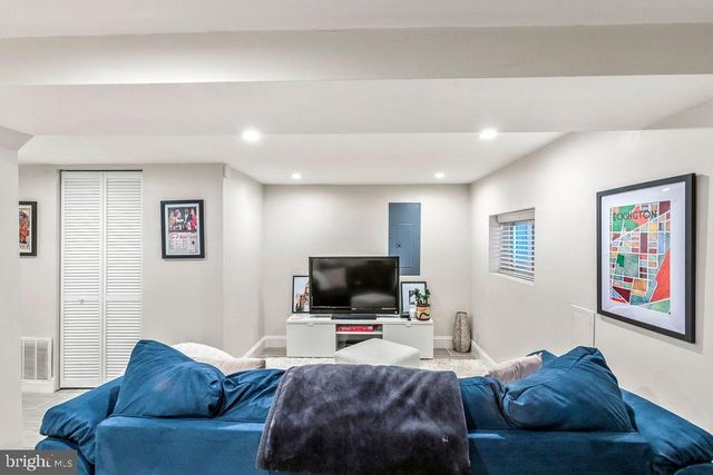 318 TODD PL NE, Washington, DC 20002