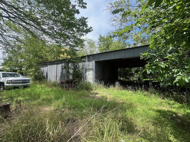 636 Fm 2436, La Grange, TX 78945
