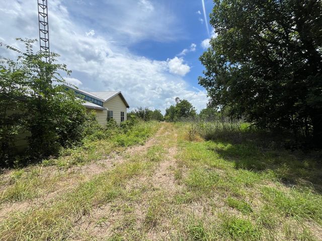636 Fm 2436, La Grange, TX 78945