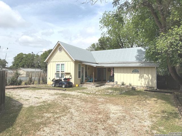 602B 10th, Bandera, TX 78003