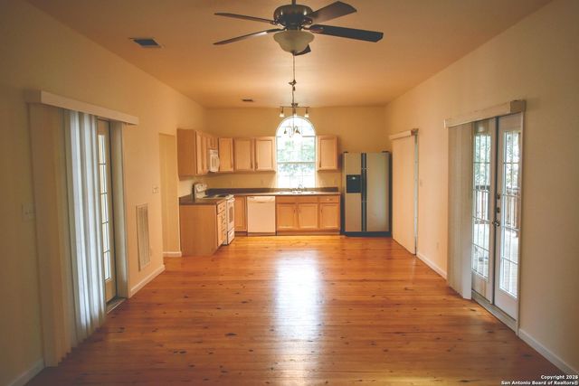 602B 10th, Bandera, TX 78003