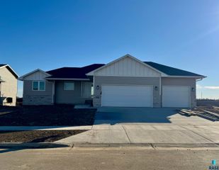 7105 E Syracuse St Street, Sioux Falls, SD 57110