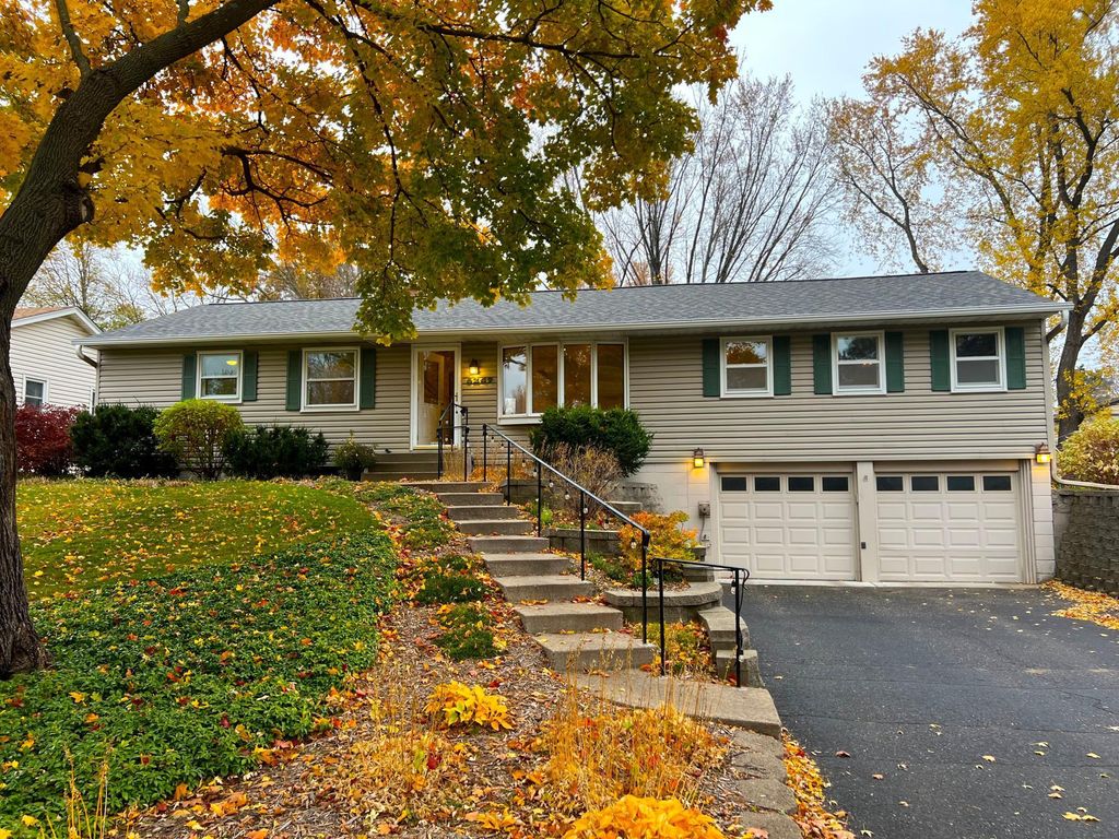 6249 Oak Knoll Drive, Woodbury, MN 55125