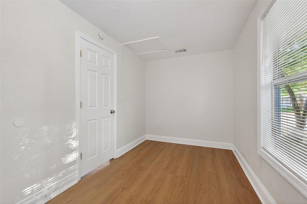 Image 14 of property listing at 1777 28TH AVENUE N, St Petersburg, FL 33713