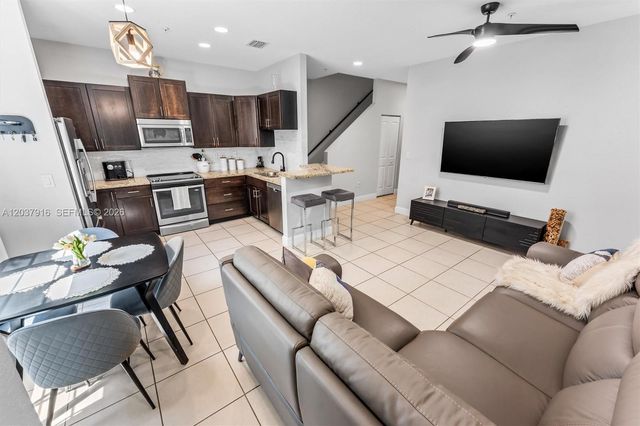 712 SW 2nd Way 712, Pompano Beach, FL 33060