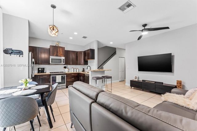 712 SW 2nd Way 712, Pompano Beach, FL 33060