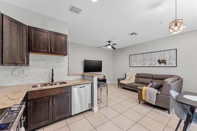 712 SW 2nd Way 712, Pompano Beach, FL 33060