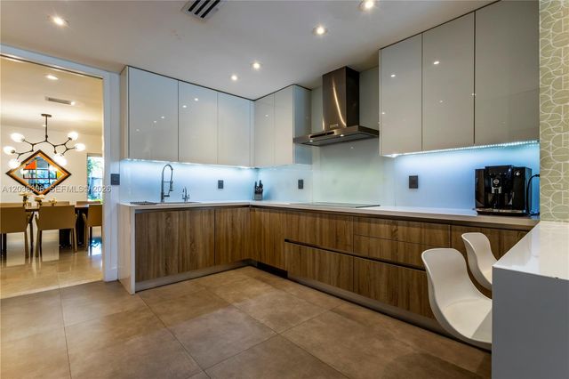 2021 NE 212th St, Miami, FL 33179