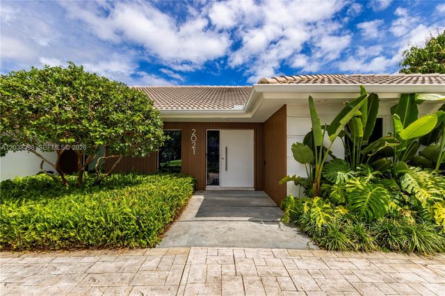 2021 NE 212th St, Miami, FL 33179