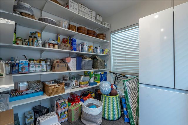 2021 NE 212th St, Miami, FL 33179