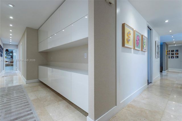 2021 NE 212th St, Miami, FL 33179