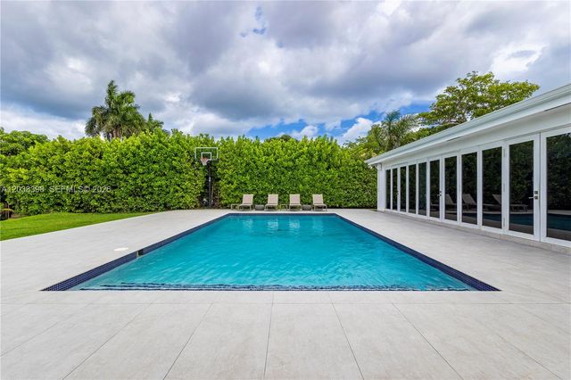 2021 NE 212th St, Miami, FL 33179