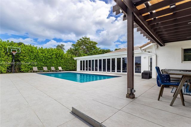 2021 NE 212th St, Miami, FL 33179