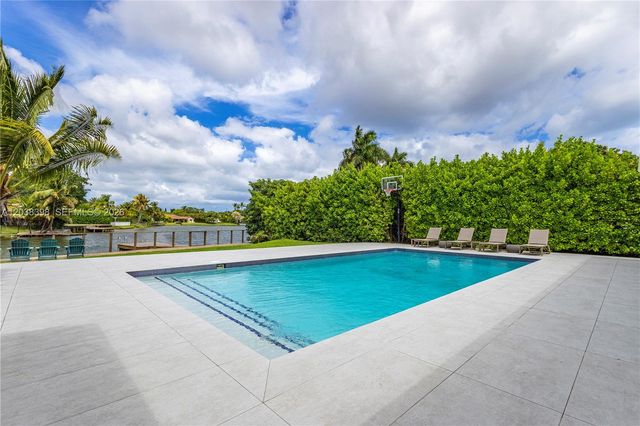 2021 NE 212th St, Miami, FL 33179