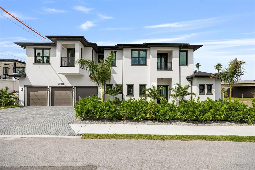 Image 2 of property listing at 3701 S LYNWOOD AVENUE, Tampa, FL 33611