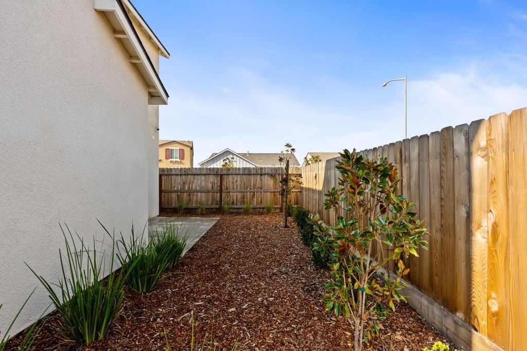 Image 35 of property listing at 6592 E Blushing Drive, Fresno, CA 93727