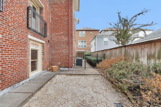 215 W Norma Street 104, Houston, TX 77009