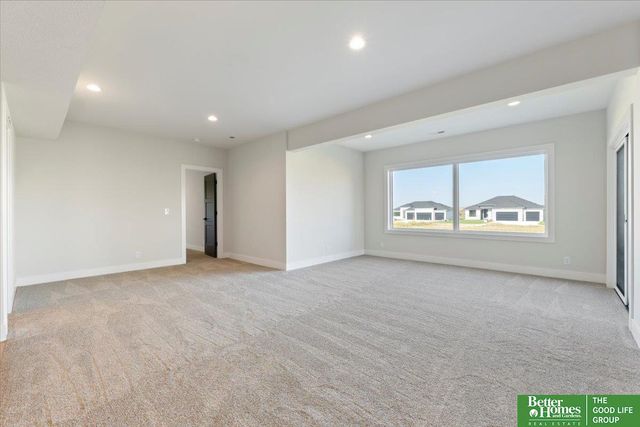 5520 N 213th Street, Elkhorn, NE 68022