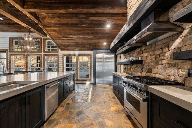 166 Red Oak Lane, Mccaysville, GA 30555