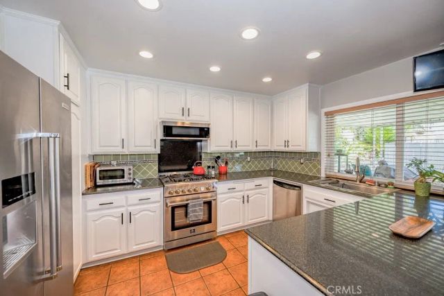 27461 Garza, Saugus, CA 91350