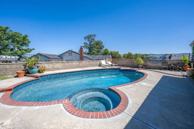 27461 Garza, Saugus, CA 91350