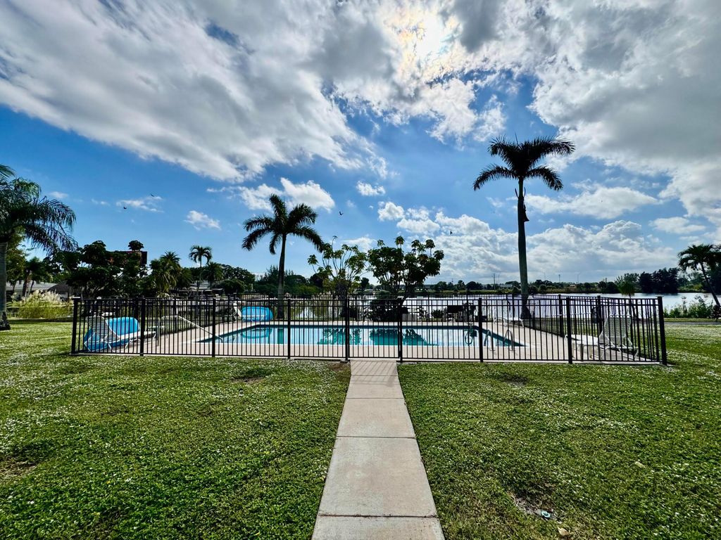 960 CRYSTAL LAKE 206, Deerfield Beach, FL 33064