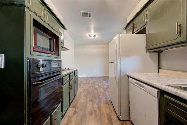 905 Highlander Drive, Moore, OK 73160