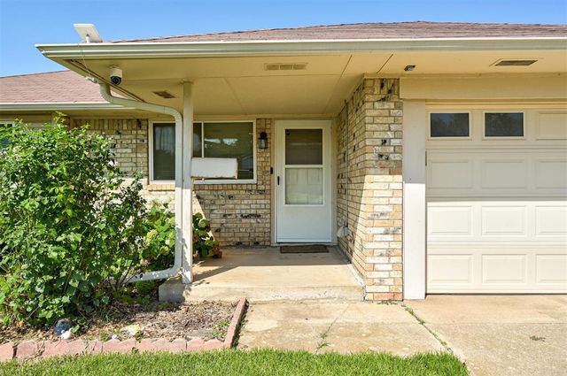 905 Highlander Drive, Moore, OK 73160