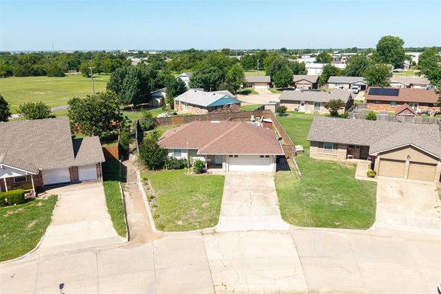 905 Highlander Drive, Moore, OK 73160