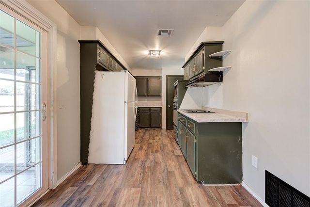 905 Highlander Drive, Moore, OK 73160