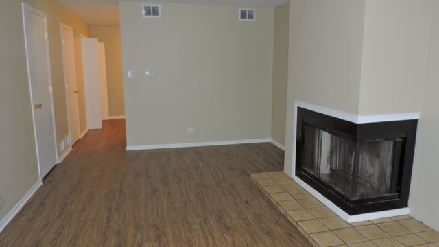 17404 W Walnut Lane, Gurnee, IL 60031