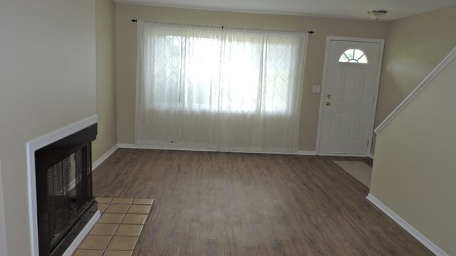 17404 W Walnut Lane, Gurnee, IL 60031