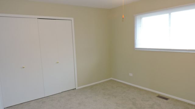 17404 W Walnut Lane, Gurnee, IL 60031