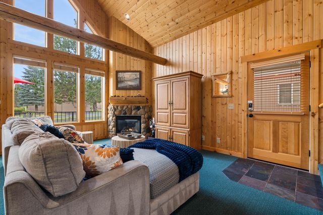 8588 Red Wing Lane, Redmond, OR 97756