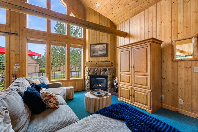 8588 Red Wing Lane, Redmond, OR 97756