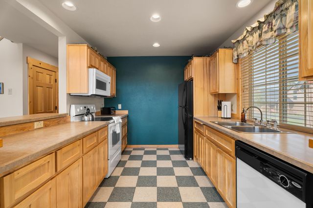 8588 Red Wing Lane, Redmond, OR 97756