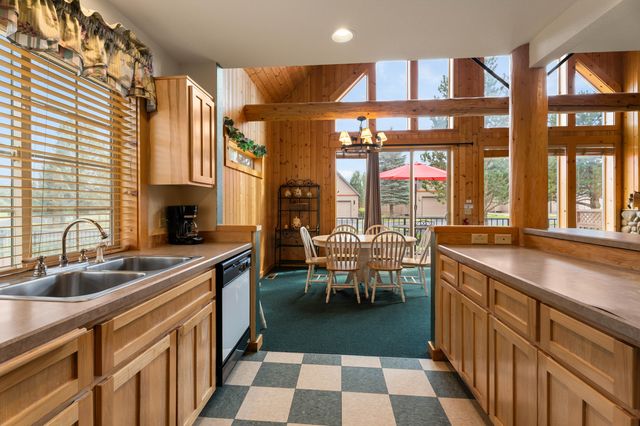 8588 Red Wing Lane, Redmond, OR 97756