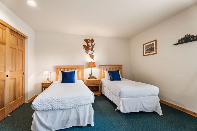 8588 Red Wing Lane, Redmond, OR 97756