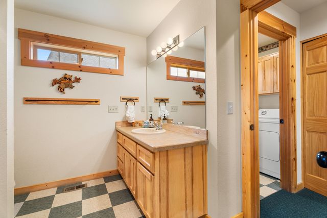 8588 Red Wing Lane, Redmond, OR 97756