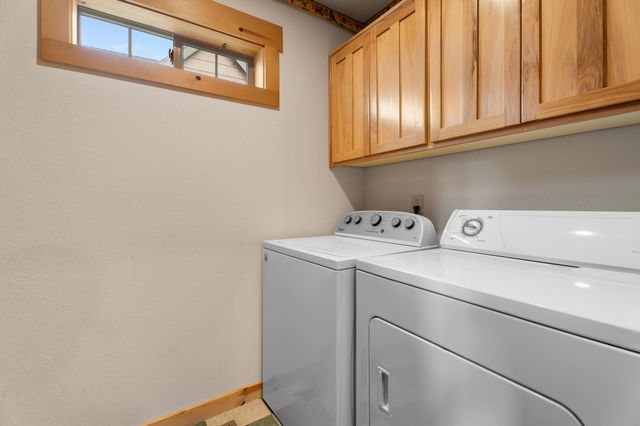 8588 Red Wing Lane, Redmond, OR 97756