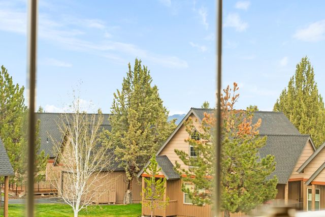 8588 Red Wing Lane, Redmond, OR 97756