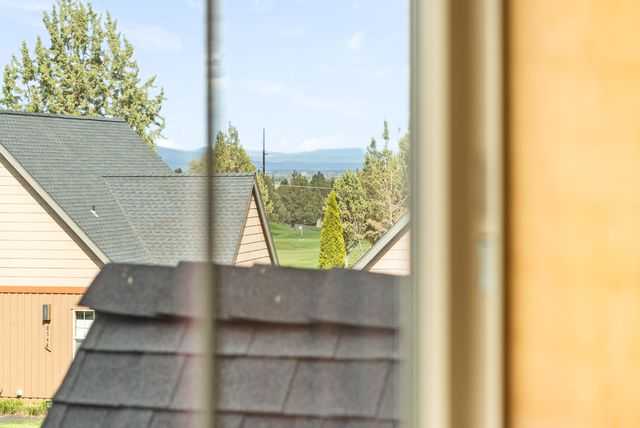 8588 Red Wing Lane, Redmond, OR 97756