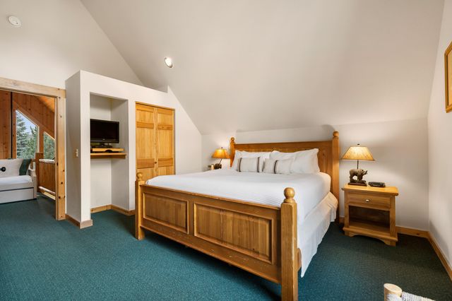 8588 Red Wing Lane, Redmond, OR 97756