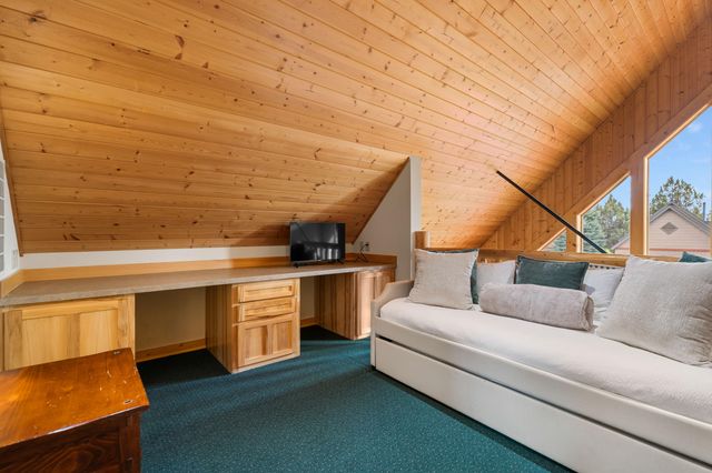 8588 Red Wing Lane, Redmond, OR 97756