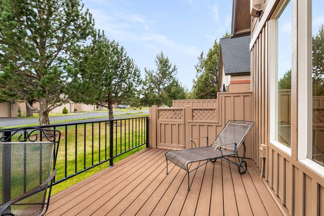 8588 Red Wing Lane, Redmond, OR 97756